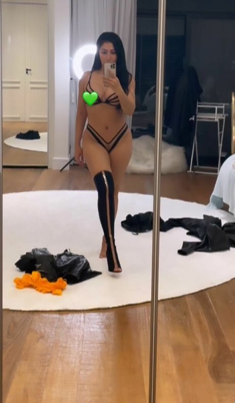 Simone E Simaria ホットなポルノスター 画像