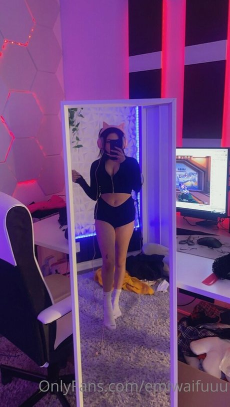 emiserinaa 女優 写真