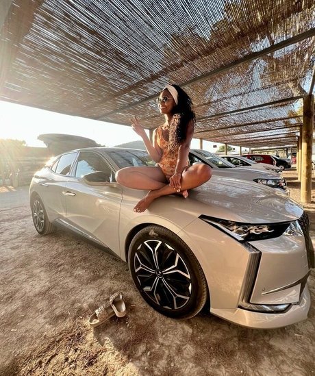 Nia Correia OT ポルノモデル 画像