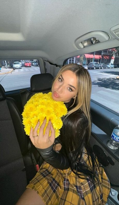 パンツを食い込ませるオンリーファンズ アート裸 写真