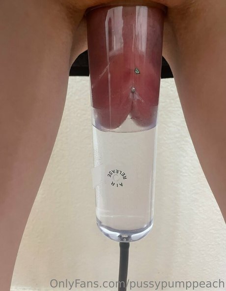 pussypumppeach ポルノモデル 写真
