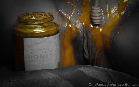 urfavoritemuse 高品質モデル 画像