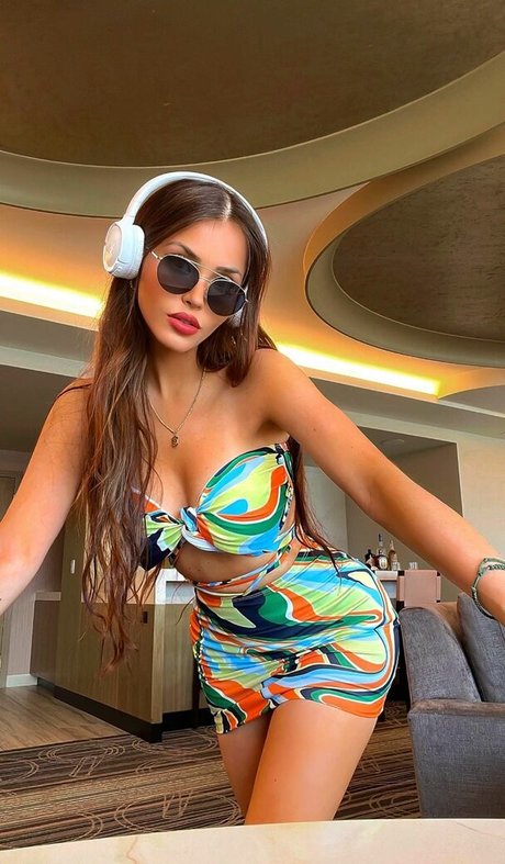 ぽっちゃりティーンオンリーファンズ アート裸 画像