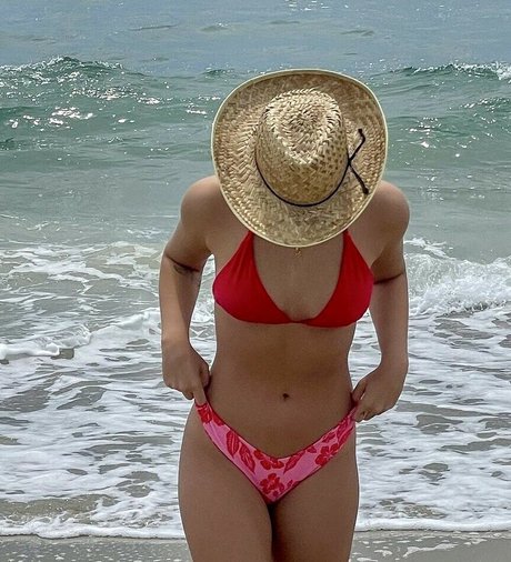 金髪のタトゥー オンリーファンズ 可愛い 画像