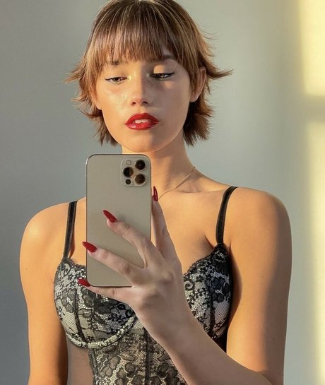 弁護士オンリーファンズ セクシーヌード 画像