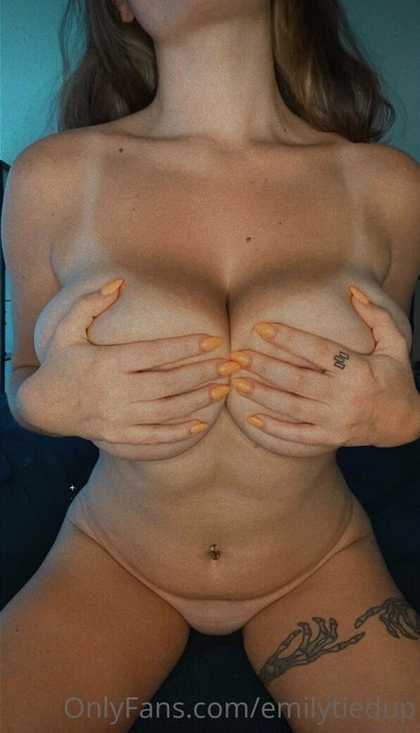 Emilytiedup ポルノスター エロティック 画像