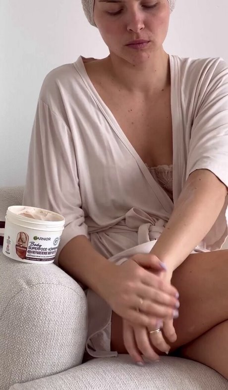 オイルを塗った巨乳オンリーファンズ アダルト ギャラリー