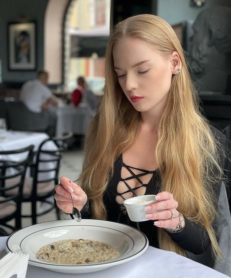 Oksana Neveselaya 限定スター 画像