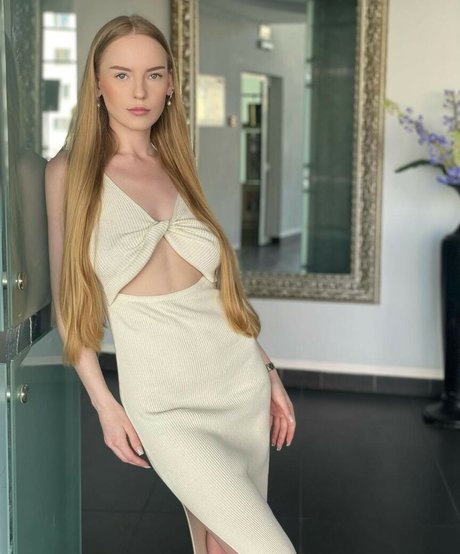 Oksana Neveselaya 裸モデル 画像