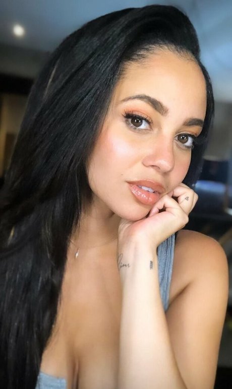 Vanessa Morgan 可愛いモデル 写真