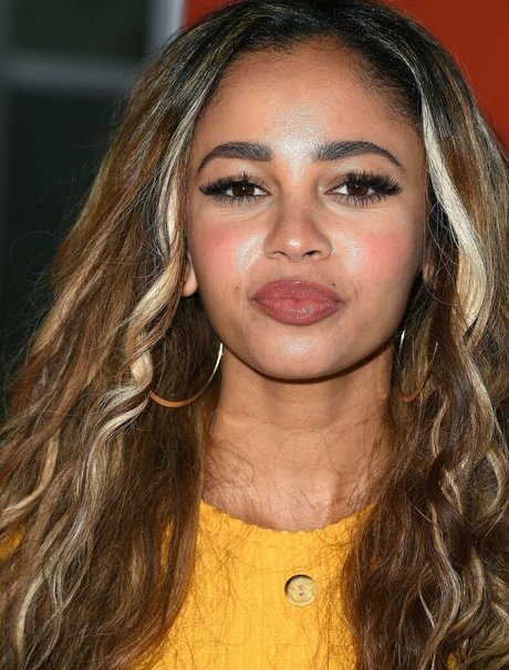 後背位オンリーファンズ アート裸 画像