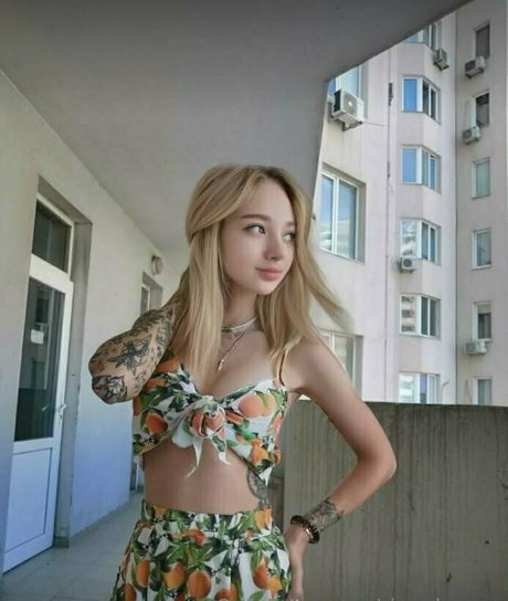 ティックトックスター オンリーファンズ HD 写真