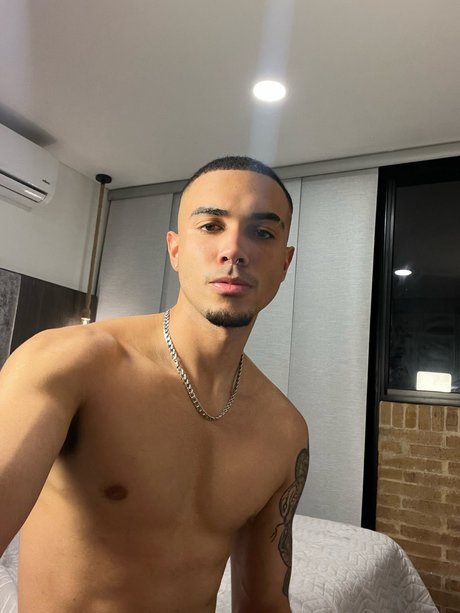 裸の女の子オンリーファンズ ポルノ 画像