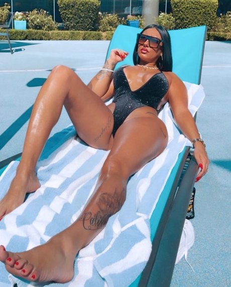 Trap3tar セクシーモデル 写真