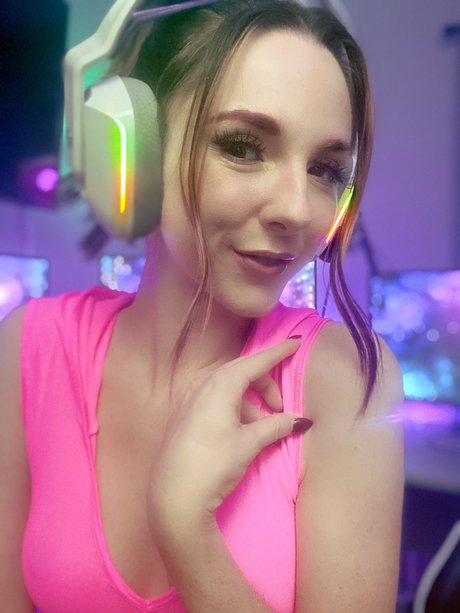 Aladora 女優 画像