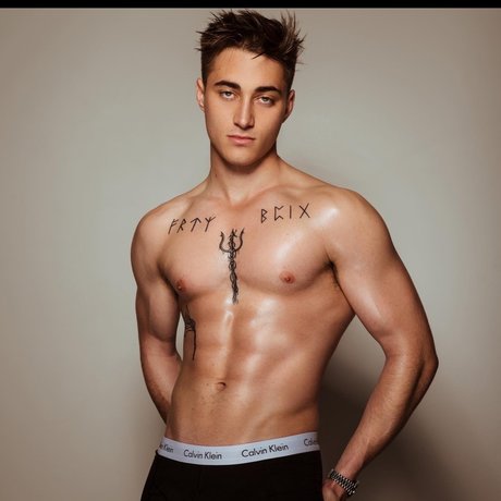 _PlayboiJ Free_ ホット女優 写真