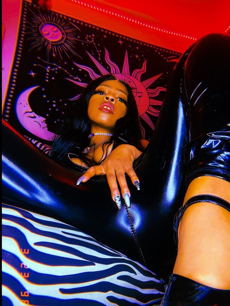 オイルを塗った巨乳オンリーファンズ セックス アーカイブ