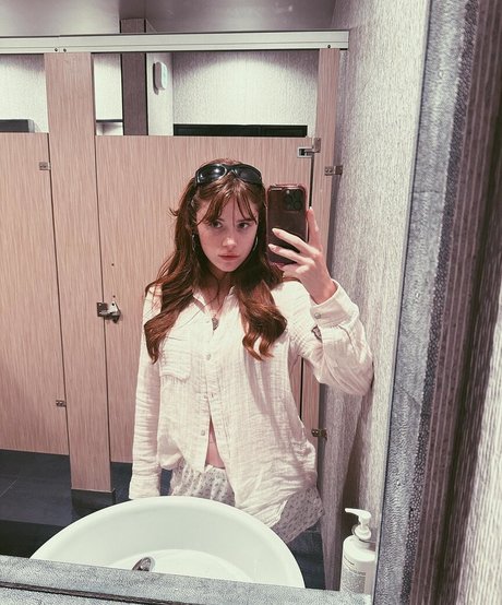 Violet Brinson HDスター ギャラリー