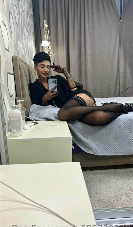 尖ったおっぱいオンリーファンズ セクシー裸 写真