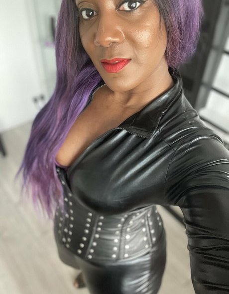 妊娠中のオンリーファンズ セクシー裸 写真