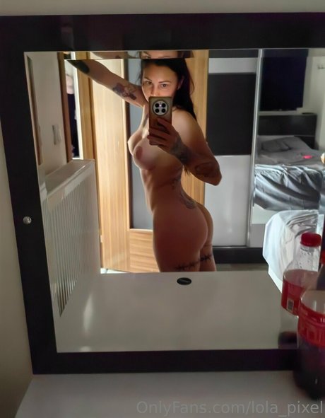 lola pixel ポルノモデル 写真