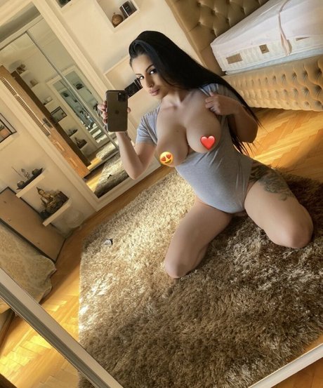 お尻を広げるオンリーファンズ 可愛い 写真