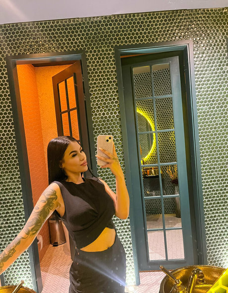 曲線美のブロンドオンリーファンズ 美しい 画像