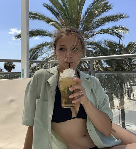 Romane Salvetti ポルノスター 独占 画像