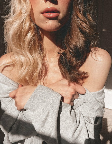 お尻を広げるオンリーファンズ セクシー裸 画像