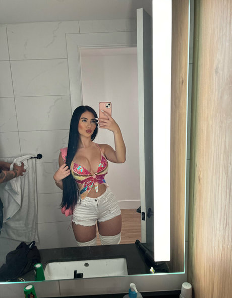 ilovespanishkitty 裸のモデル 写真