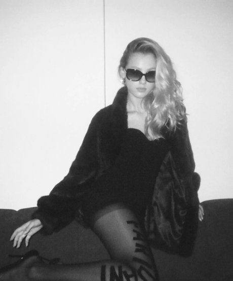 Jemima Robinson 裸のスター 写真