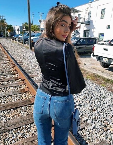 水着オンリーファン アート裸 画像