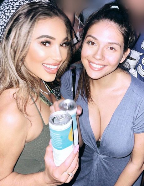 パンツを食い込ませるオンリーファンズ 美しい裸 画像