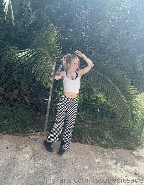 かわいいブロンドのオンリーファンズ エロ 写真