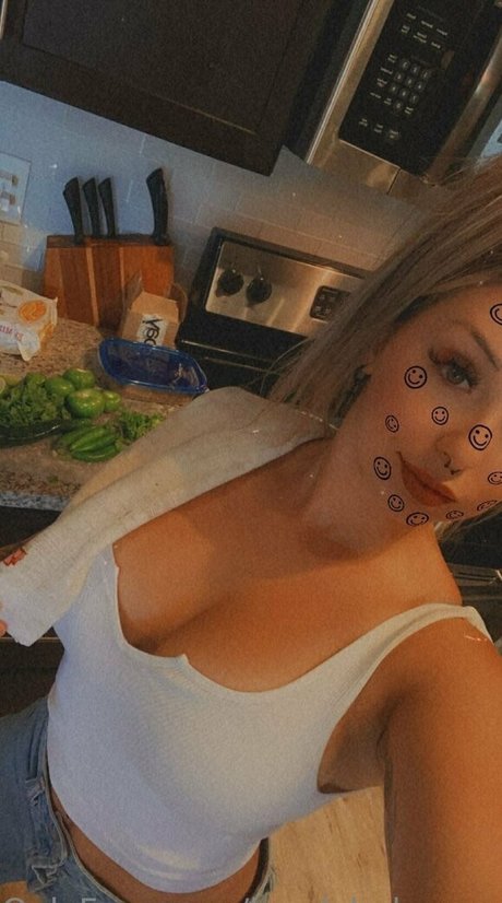 lovelyladymaee 裸のモデル 写真