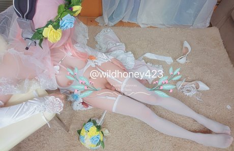 曲線美のブロンドオンリーファンズ ホット 画像