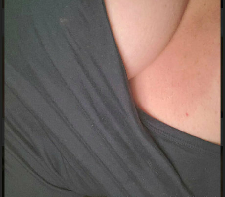 bustybethhh 裸のモデル 写真