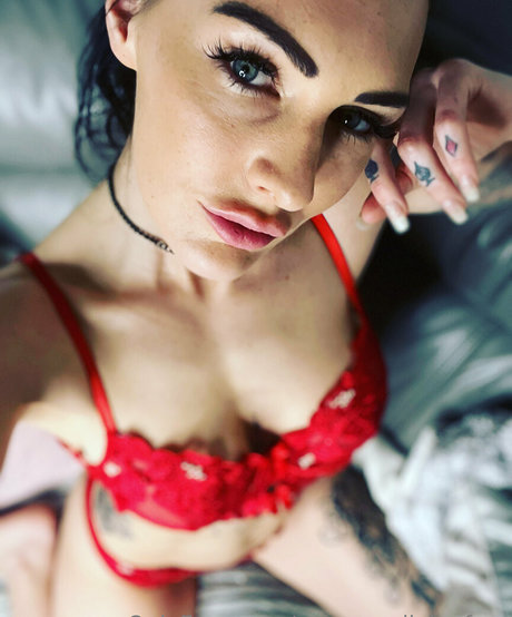 carmen divinefree 無料のポルノスター 写真