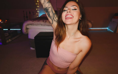 巨乳カップルオンリーファンズ エロ 画像