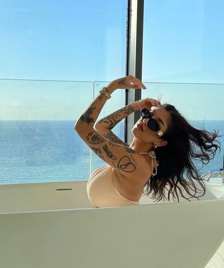 May Bakshi アートモデル 画像