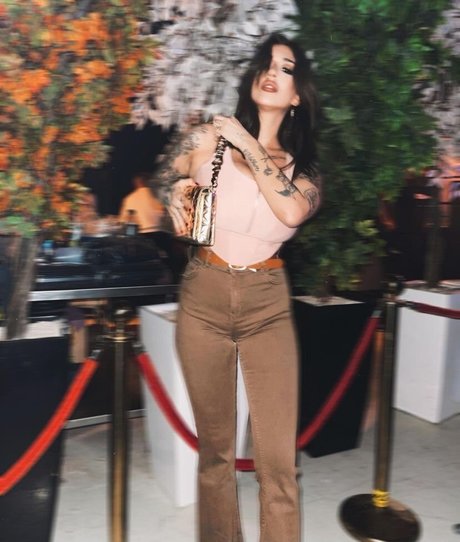 金髪の顔射オンリーファンズ エロ 画像