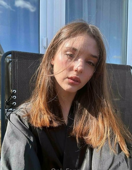 オフィス熟女オンリーファンズ セクシーヌード 写真