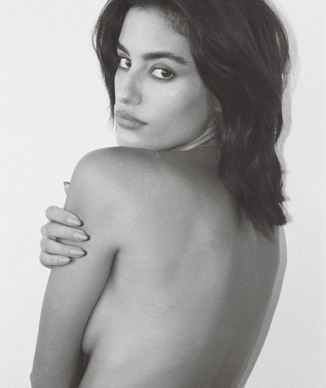 黒檀の熟女オンリーファンズ セクシー裸 ギャラリー