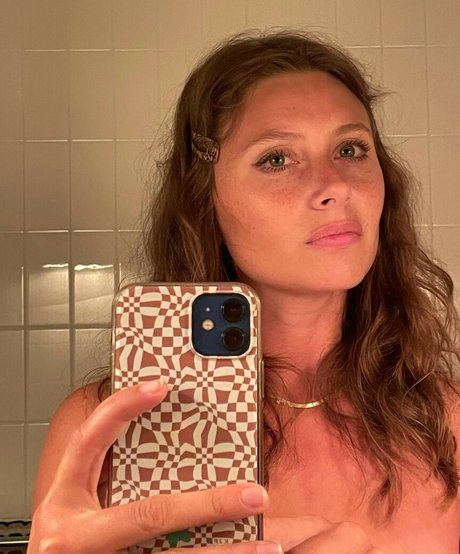 巨乳タトゥーオンリーファンズ 美しいヌード 写真