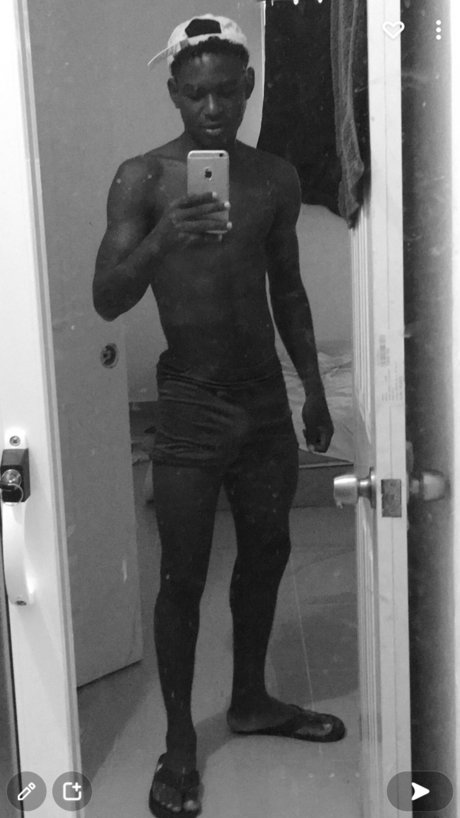 Yaquel alvarece 裸のポルノスター 画像