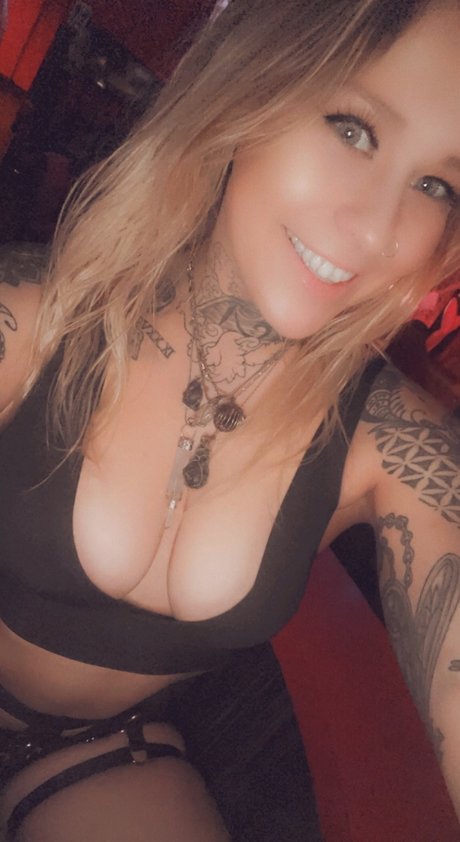 イギリスのおばあちゃんオンリーファンズ セクシー裸 画像