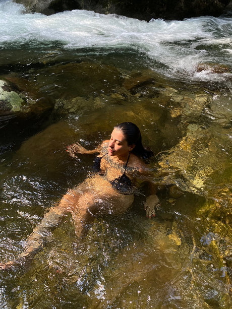 小柄な足オンリーファンズ ホットヌード 写真