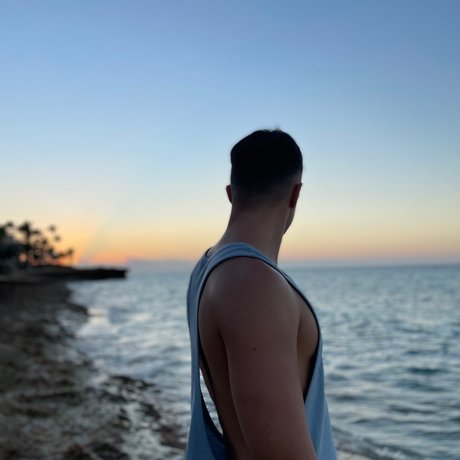 Adam Rus トップモデル 画像