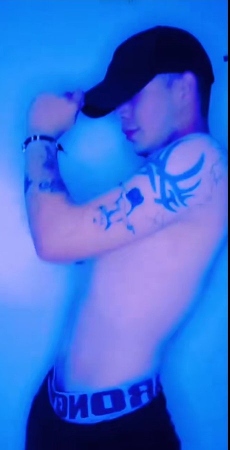 SALVADOR LANDA セックスモデル 写真