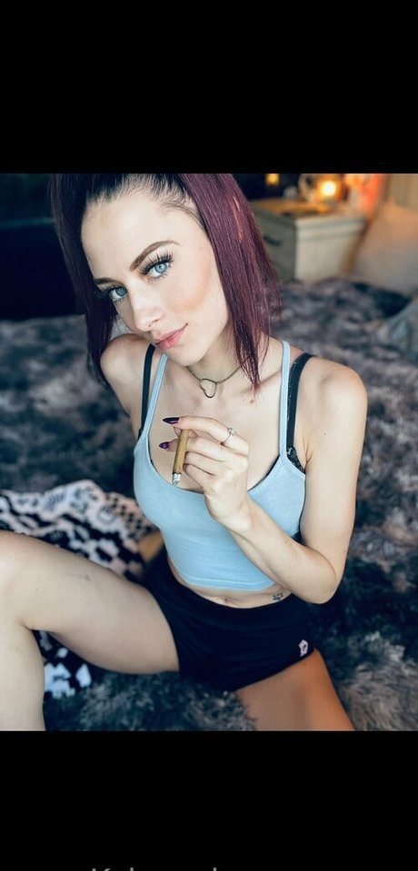 かわいいブロンドのオンリーファンズ アート裸 画像